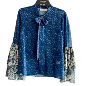 Labellum Hillary Scott print blouse Bell Sleeves Navy Tie at neck Women’s Size M